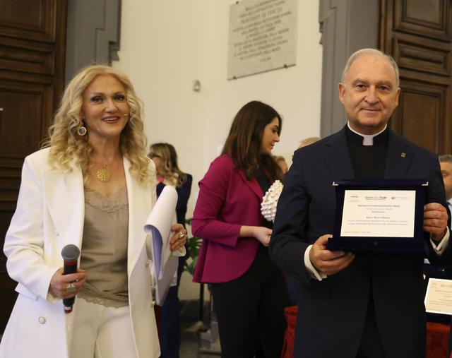La premiazione di Mons. Marco Malizia