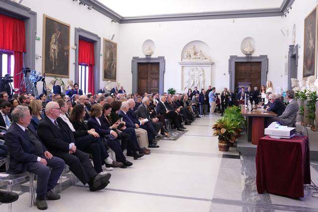 Una sala gremita in ogni ordine di posti