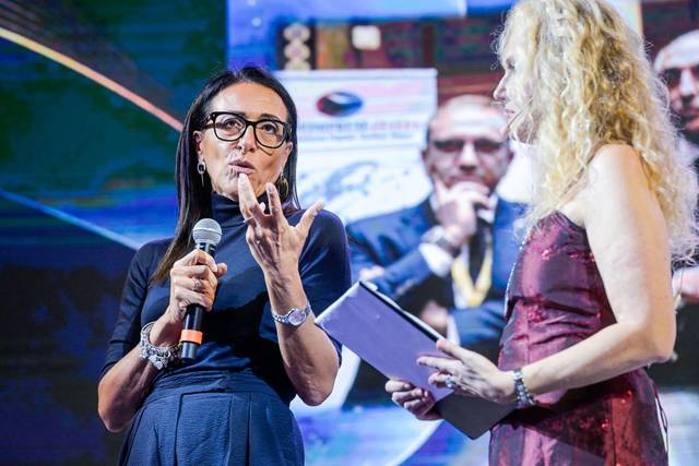 Un dialogo sul palco con la conduttrice