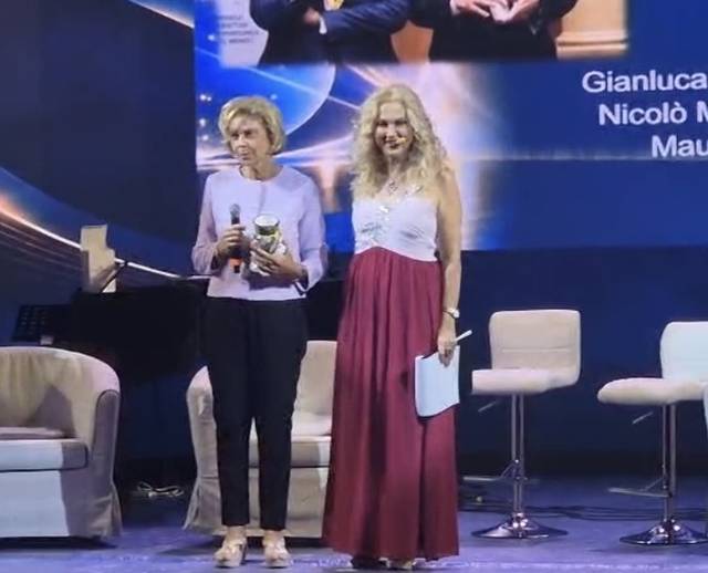Sul palco con la conduttrice