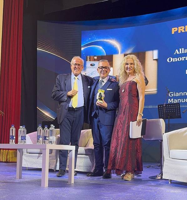Una premiazione sul palco